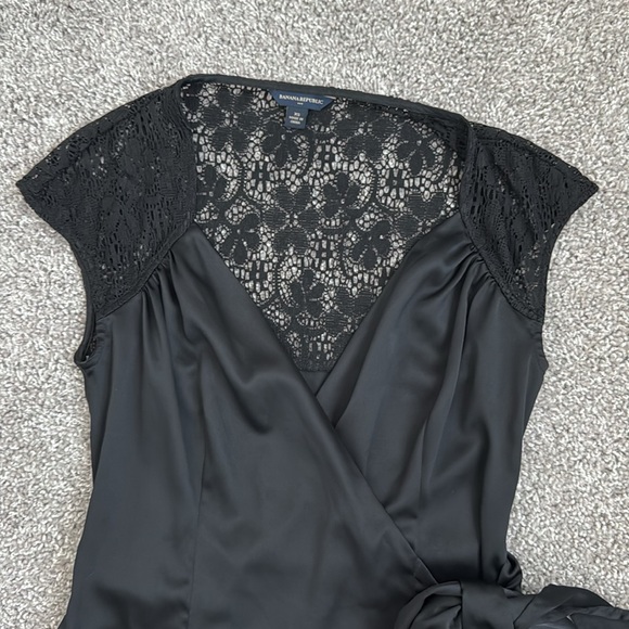 Banana Republic Factory Women’s Lace and Satin Black Blouse Wrap Top - Size XS - Picture 2 of 4